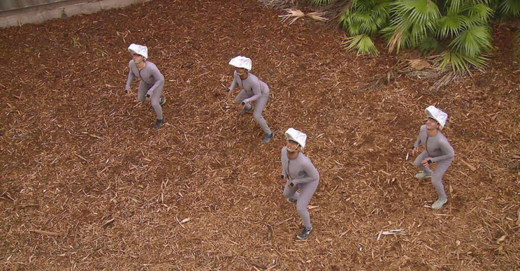 Os raptors em Jurassic World durante as filmagens.