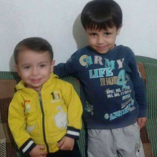 Os dois garotos que se afogaram na costa da turquia, Aylan e Galip Kurdi.