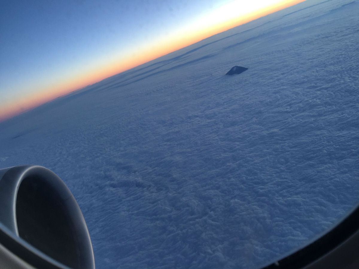 Monte Fuji entre as nuvens.