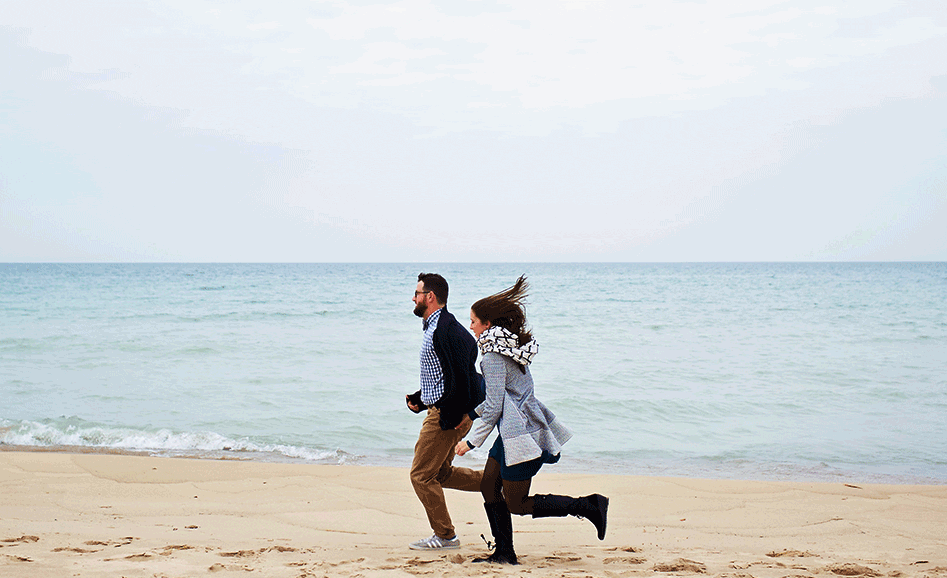 Amar é... Correr de mão dadas na praia.