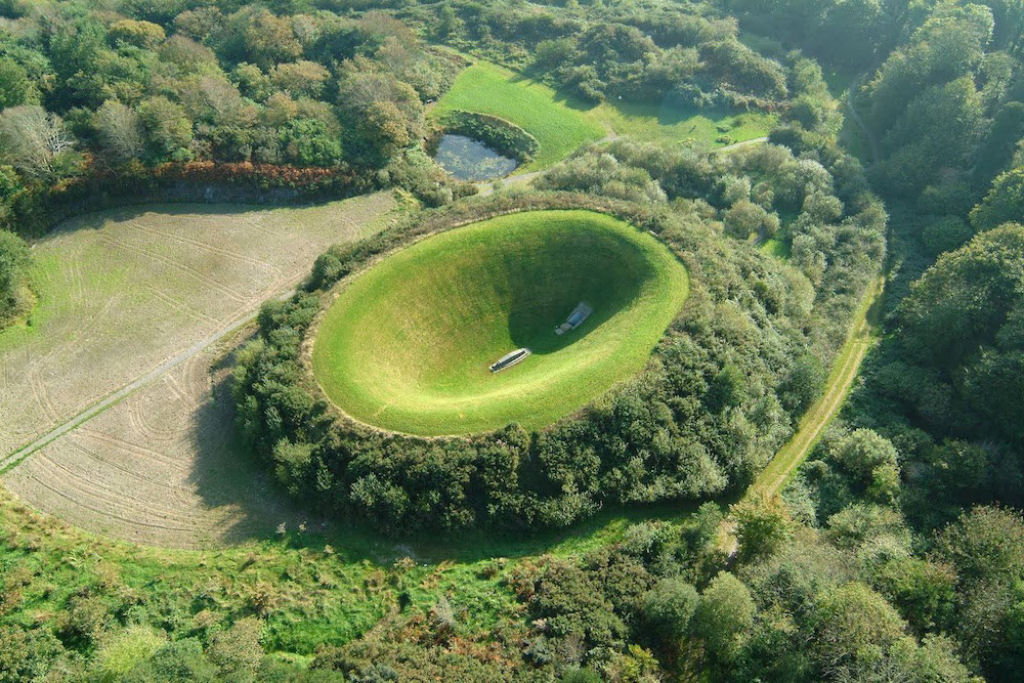 Irish Sky Garden, a gigantesca cratera de terra e grama na Irlanda.