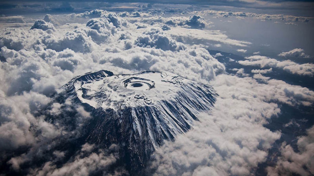 O pico do monte Kilimanjaro.