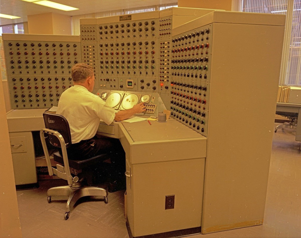 Admin trabalhando no servidor do MDig, um computador analgico de 1968.