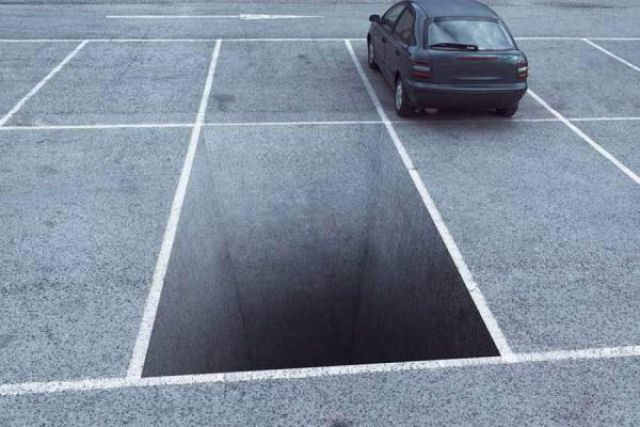 Um estacionamiento vazio, literalmente