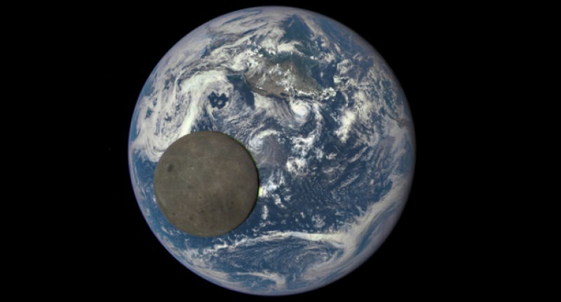 Esse  o lado oposto da Lua, com a Terra ao fundo. Uma foto da NASA oferecendo uma viso extremamente rara de toda a humanidade.