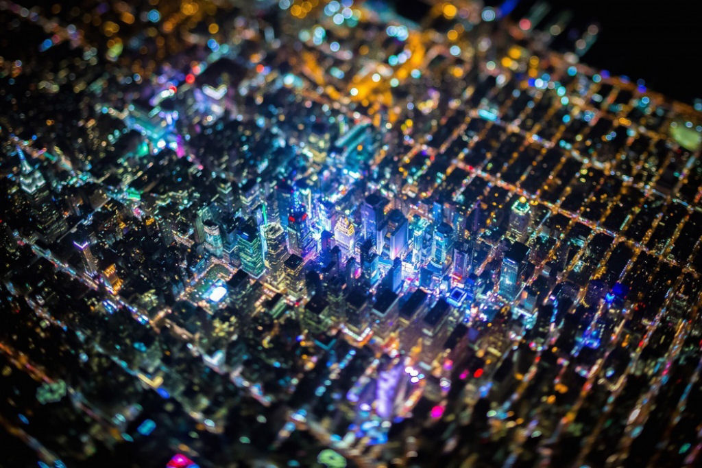 Nova Iorque parece com uma placa de circuito impresso  noite.