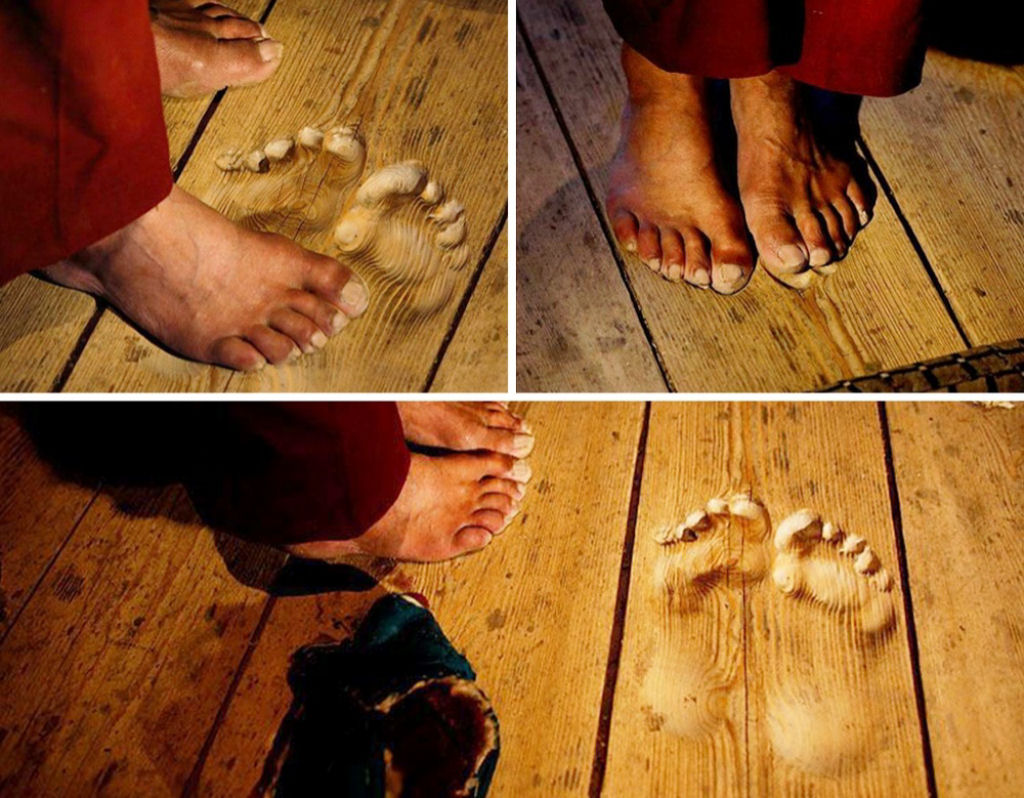Pegadas esculpidas nas tbuas ao longo do tempo por um monge que ora no mesmo lugar por 20 anos.