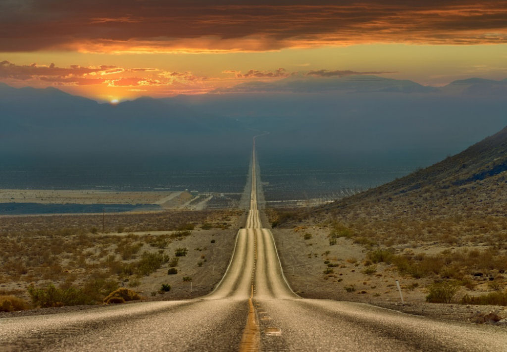 Rodovia que atravessa o Vale da Morte, nos EUA. Estende-se por mais de 200 quilmetros em linha reta.