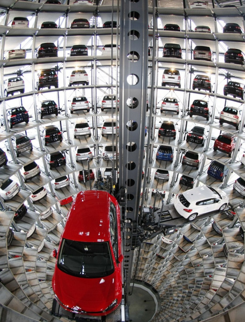 Um parque de estacionamento com aparncia futurista em uma fbrica da Volkswagen, Wolfsburg.