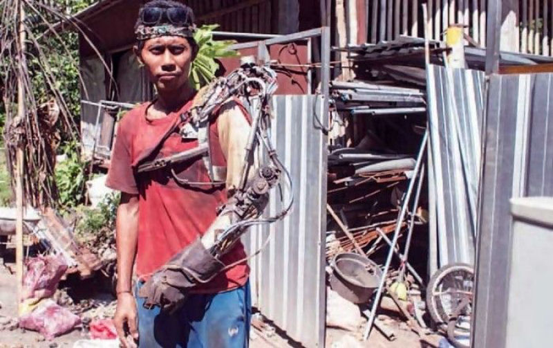 Homem indonésio inventa seu próprio braço biônico funcional (mais ou menos) como o Homem de Ferro.
