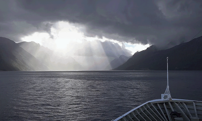 Navegar é preciso em Hjørundfjord, na Noruega.