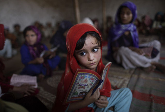 Aisha Daoud, uma refugiada de 4 anos, participa de uma aula diariamente em Rawalpindi, no Paquistão.