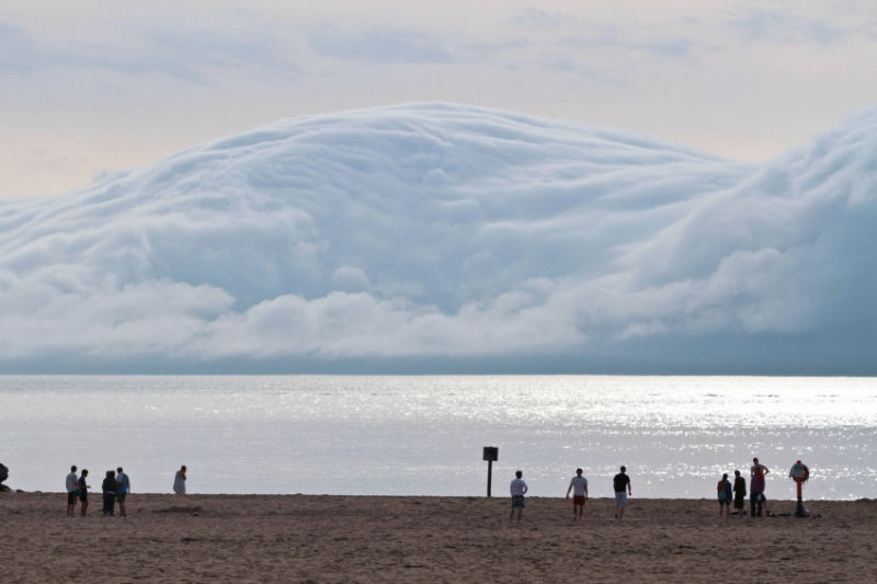 Uma nuvem que parece um tsunami.
