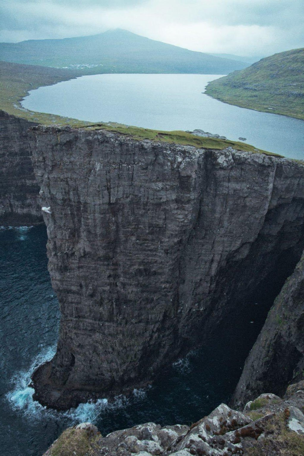 O lago Sørvágsvatn dependurado sobre o oceano na ilha de Vagar. É o maior ldo das Ilhas Feroe.