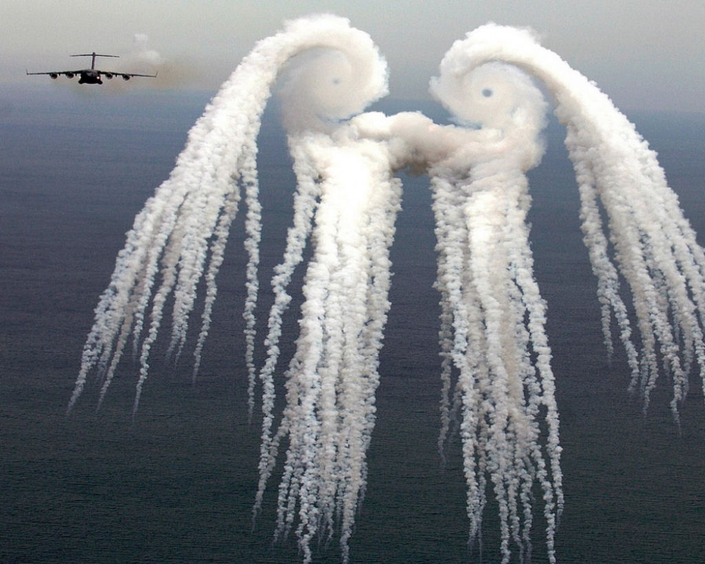 Os aviões C-17 Globemaster III sobre o Oceano Atlântico. Estas ejeções de fogo e fumaça servem para evadir mísseis teleguiados.