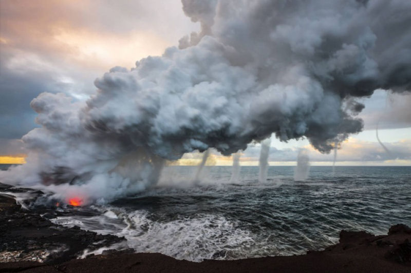 Lava do vulcão Kilauea, encontrando o mar, cria uma enorme rastro de vapor.