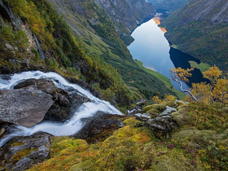 Fiordes da Noruega ocidental, como o Nærøyfjorden, são parte do Patrimônio Mundial da UNESCO. - Erlend Haarberg.