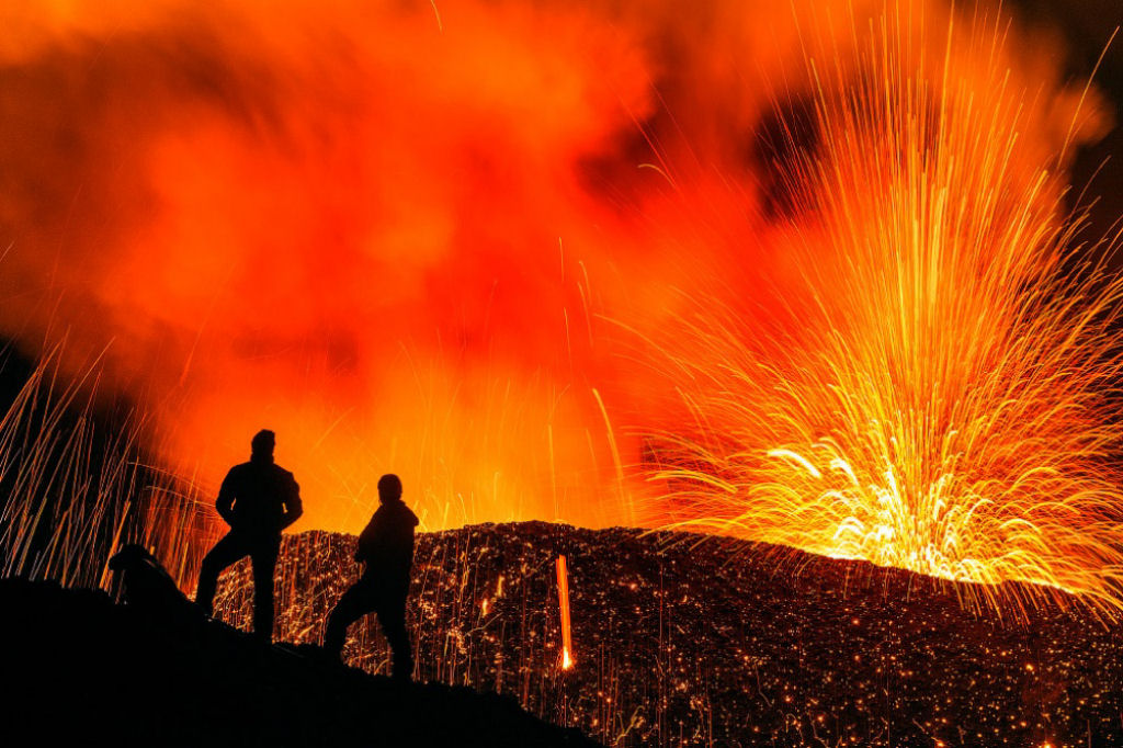 A erupção do vulcão Fournaise em Réunion, uma ilha Francesa no Oceano Índico. - Luc Perrot.