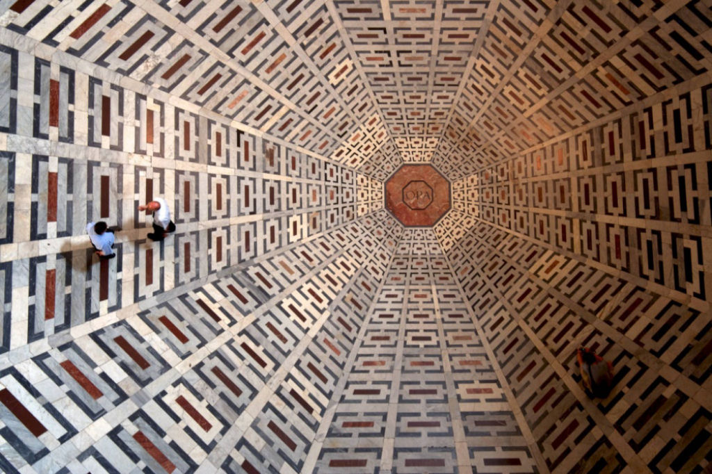 Padrões no piso da Catedral de Florença.