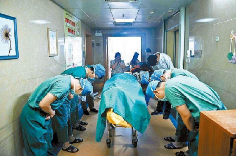 Mdicos chineses prestam homenagem a garoto que, antes de morrer, decidiu doar seus rgos a outros doentes.