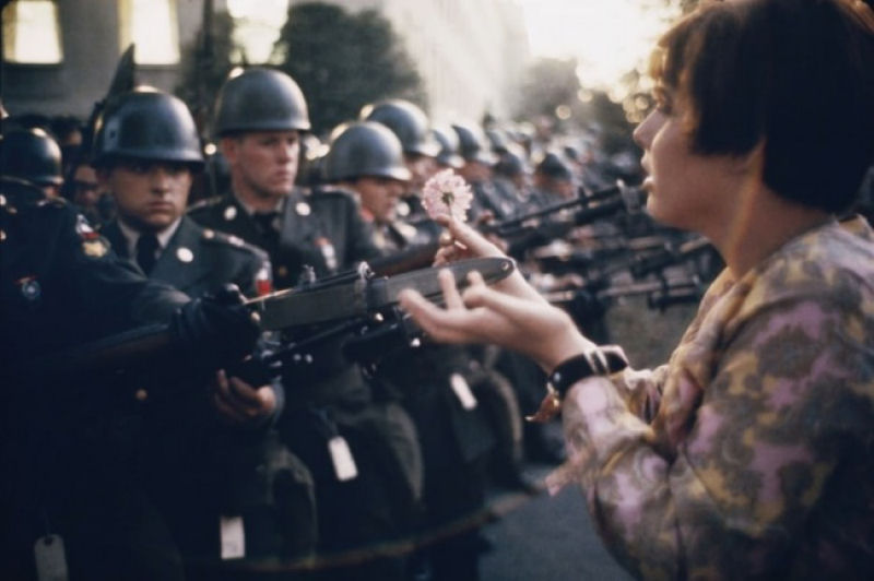 Jan Rose Kasmir de 17 anos presenteia uma flor a um soldado durante uma manifestao anti-guerra em Pentagon, 1967. - Marc Riboud