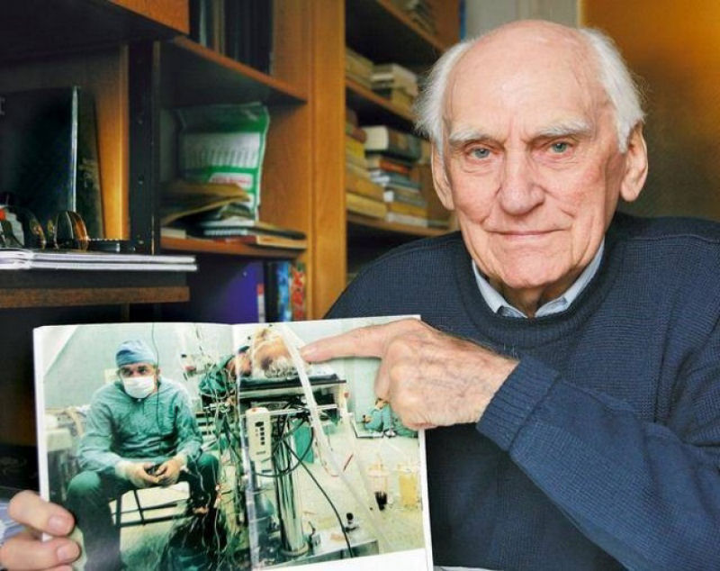 O senhor indica ele mesmo na foto depois de um transplante de corao que durou 23 horas. Ele sobreviveu, o mdico morreu em 2009.