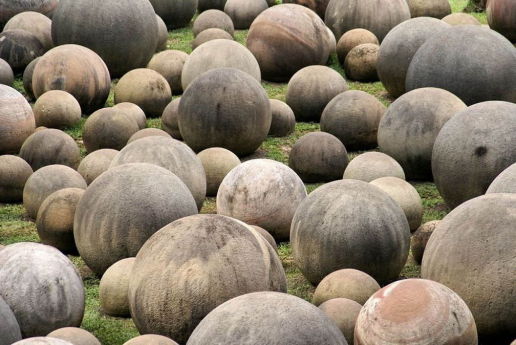 As misteriosas bolas de pedra gigantes da Costa Rica.. As lendas locais dizem h ouro oculto dentro delas.
