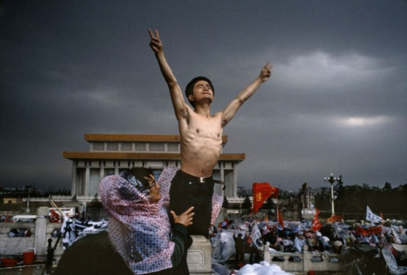 Manifestante na praa de Tiananmen em Pequim, nos sangretos protestos de 1989. - Stuart Franklin