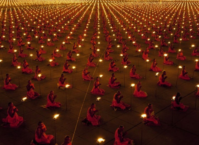 Cem mil monges rezam pela paz no mundo. - Luke Duggleby