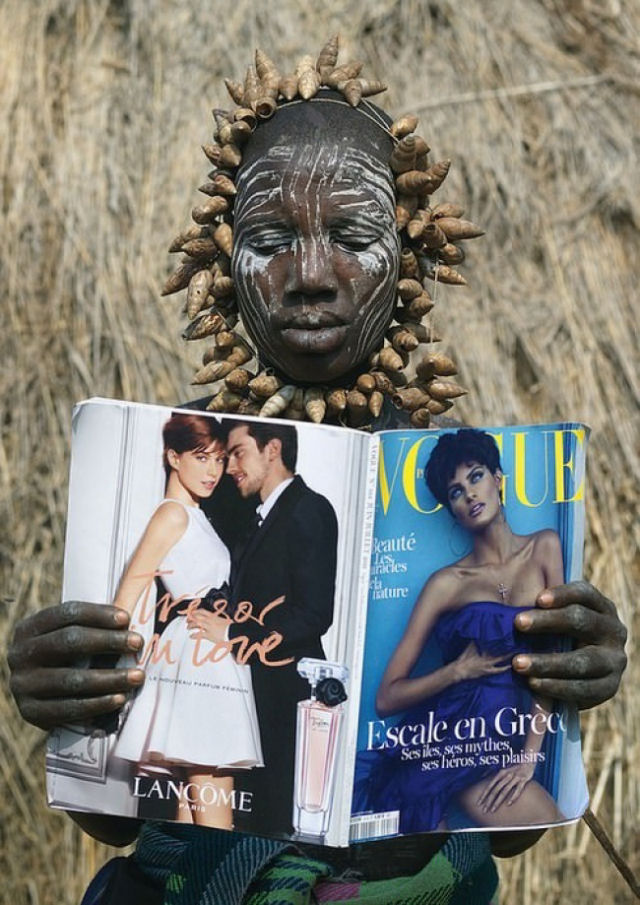 Uma mulher da tribo Mursi v pela primeira vez a revista Vogue, Etipia. - Eric Lafforgue