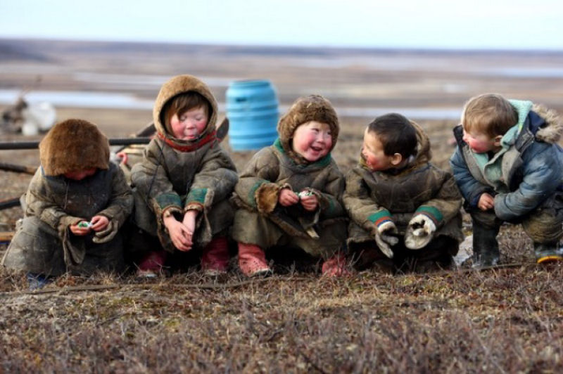 Crianas que vivem para alm do crculo polar, na Pennsula Tazov, Rssia - Sam Grandgeorge