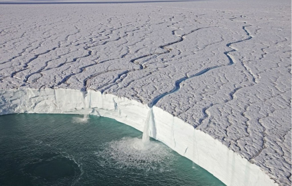 Cascatas de gelo na reserva de Svalbard, Noruega