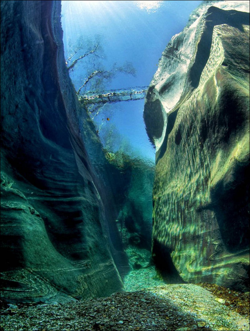 Rio Verzasca, Sua. A gua  to cristalina que o fundo pode ser visto da superfcie.