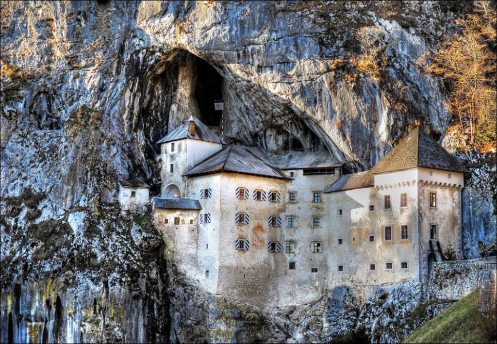 Castelo de Predjama, localizado em uma gruta. Eslovnia.