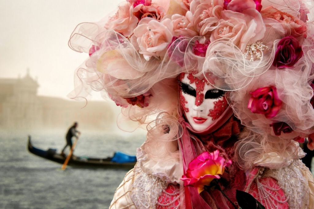 Um traje do carnaval incrvel de Veneza.