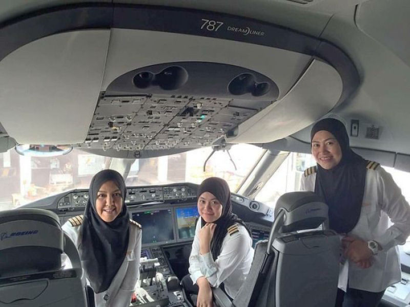 A Royal Brunei Airlines apresentando a sua tripulao de bordo, composta unicamente por mulheres.