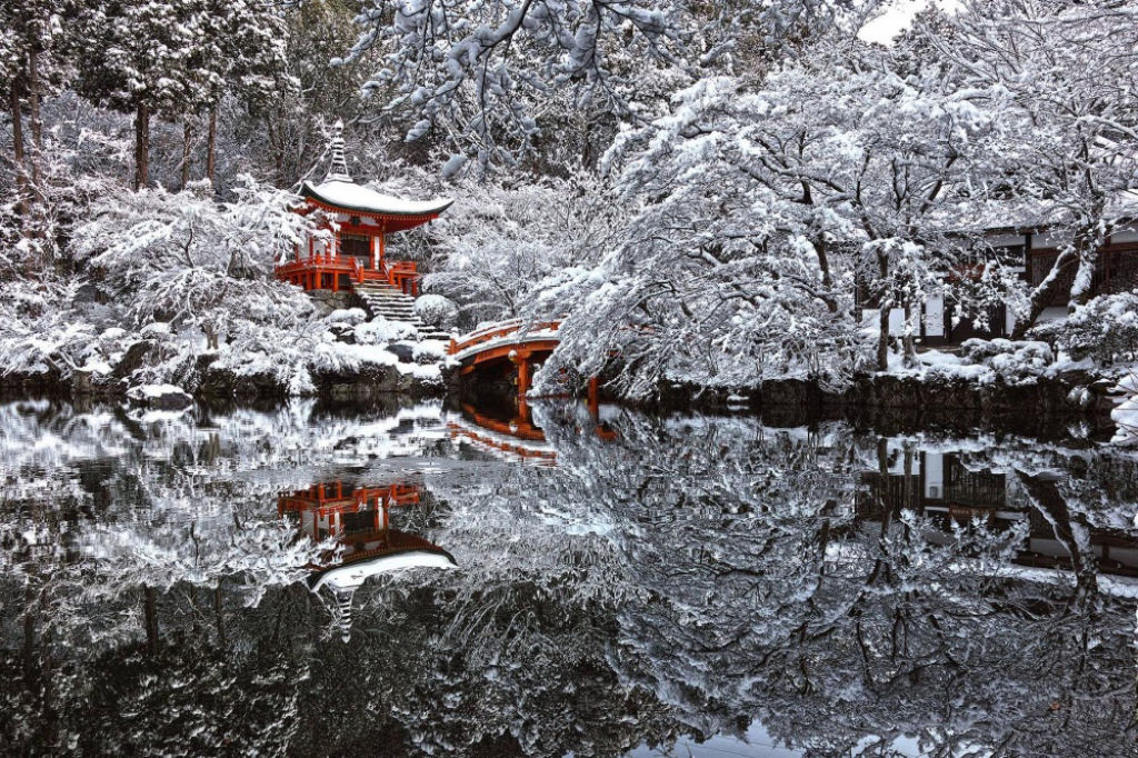 Um templo em Quioto, Japo, escondido pela neve.
