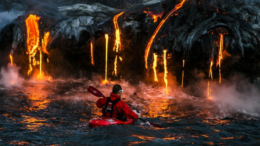 Caiacagem extrema perto da lava derretida, Hava.
