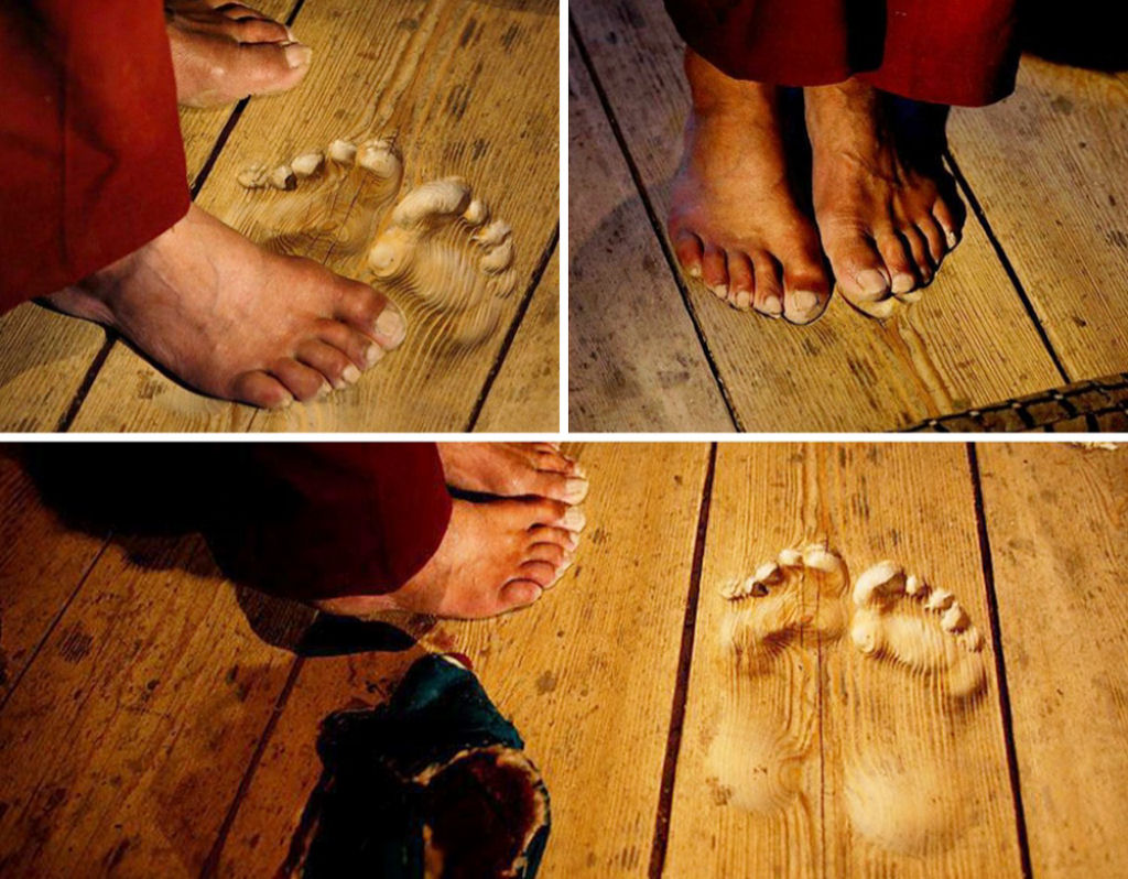 As pegadas de um monge desgastaram o piso depois que ele orou no mesmo local todos os dias durante anos a fio.