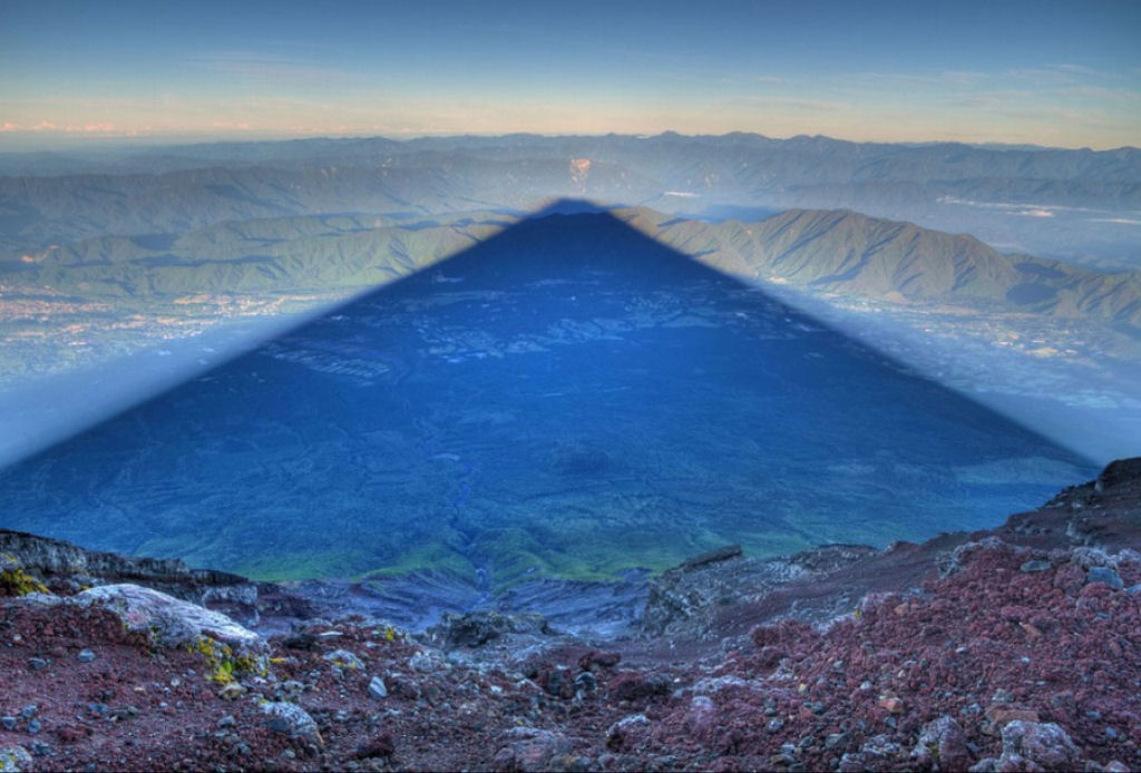 A sombra do vulco Fujiyama (Japo), que chega a ter at 24 km de comprimento.