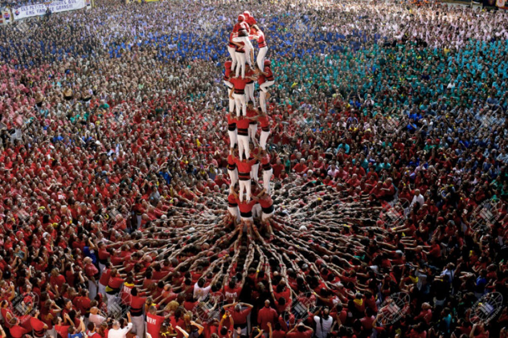 Torre humana durante festividades na Espanha.