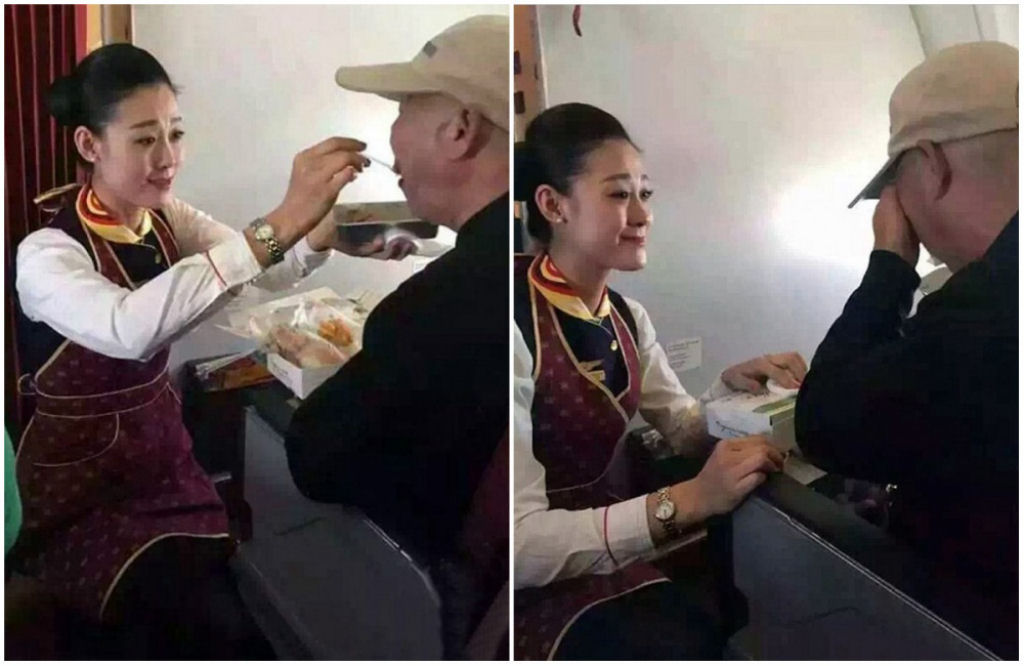 Auxiliar de vôo ajuda um idoso que recentemente sofreu um AVC a comer sua refeição.