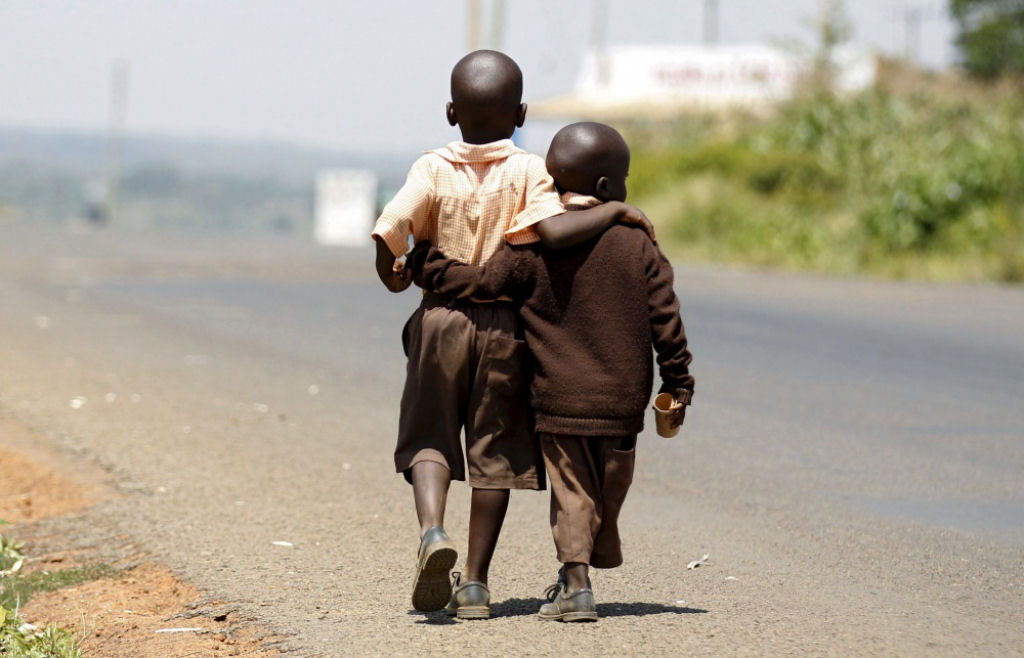 Dois garotos regressam à casa após a escola. Nairobi, Quênia. Por Thomas Mukoya.