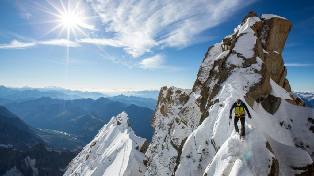 O reconhecido alpinista Ueli Steck em um dos 82 picos do Mont Blanc. Por Jon Griffith.