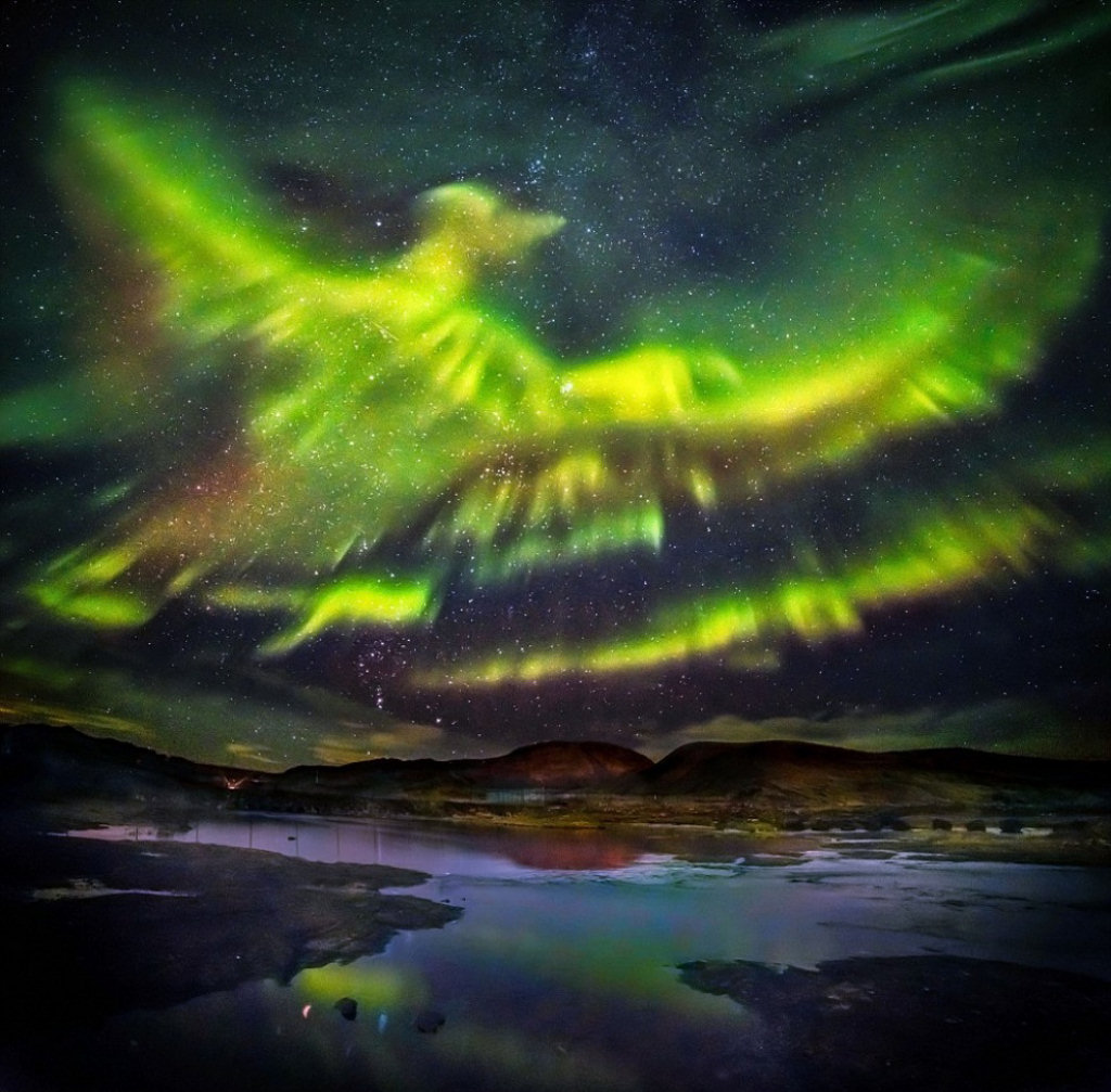 Aurora boreal na Islândia que tomou a forma de uma Fênix. Por Hallgrimur P Helgason.