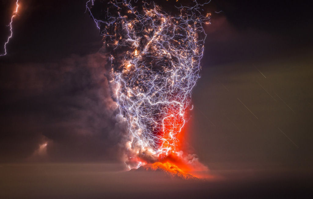 Um raio caiu justo no momento da erupção do vulcão Calbuco em Chile. Por Francisco Negroni Rodriguez.