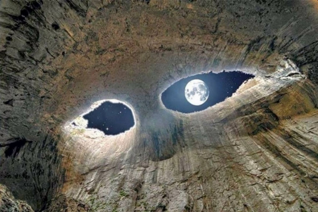 Os olhos da Terra em uma gruta na Bulgária. Por Rafran Prax.