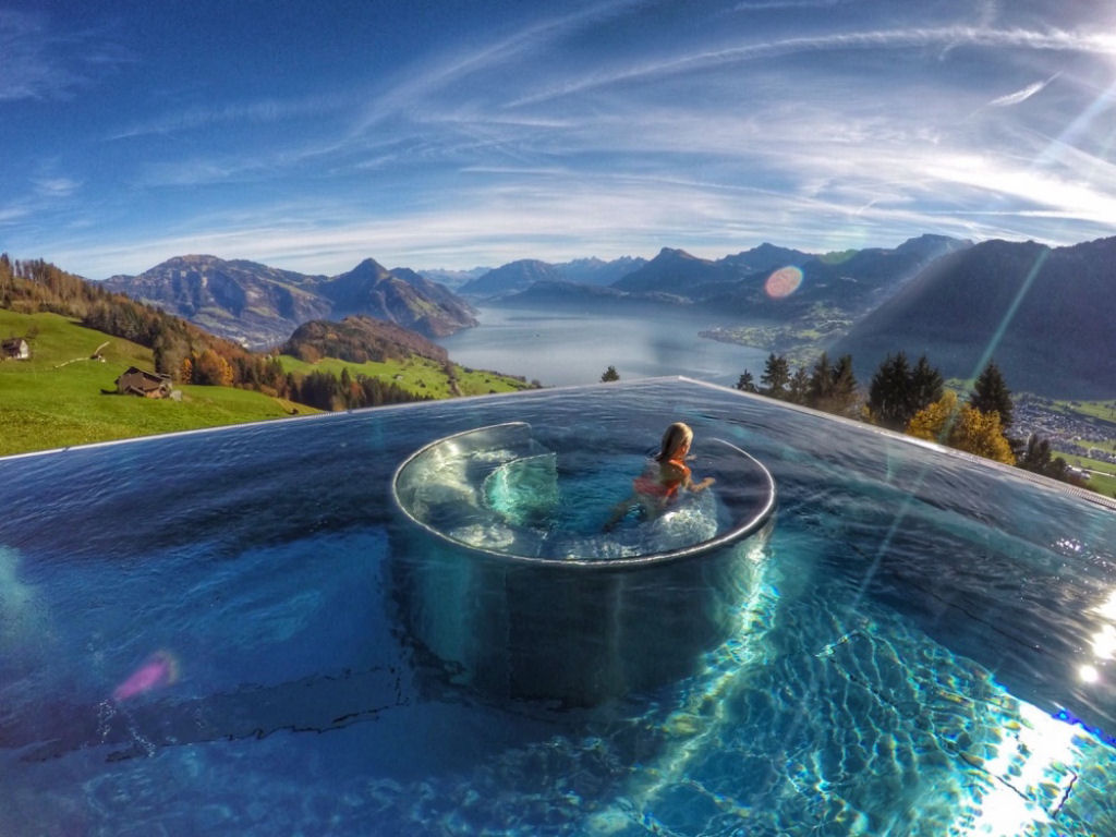 Uma piscina infinita com uma incrível vista na Suíça.