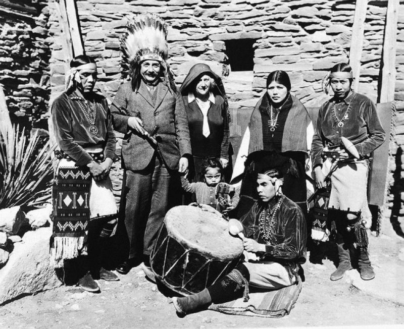 Einstein e sua esposa Elsa com a tribo Hopi, em 1931.