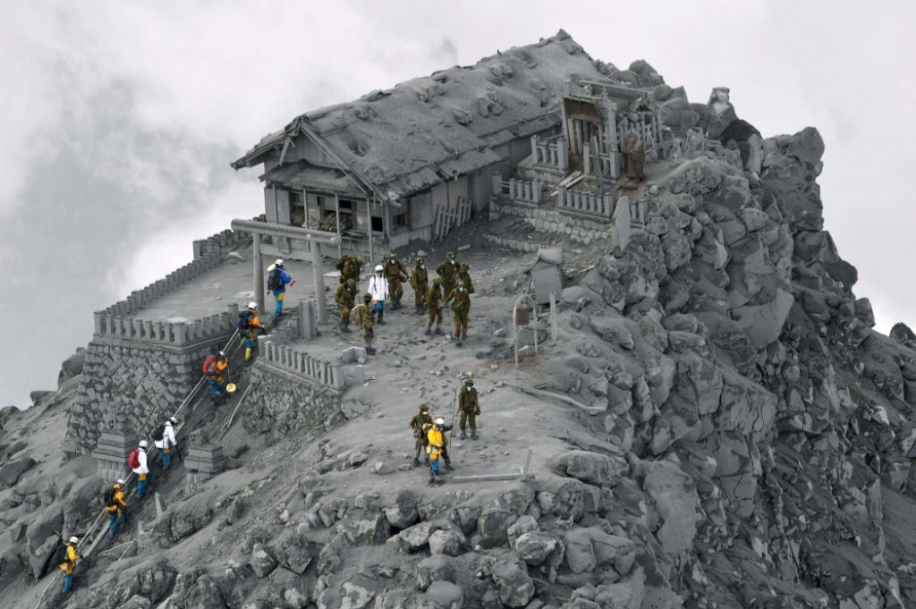 Templo sob as cinzas após uma erupção vulcânica, Ontake, Japão.